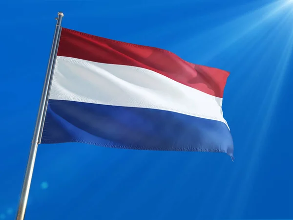 荷兰国旗在极上挥动在深蓝色天空的背景 高清晰度 — 图库照片