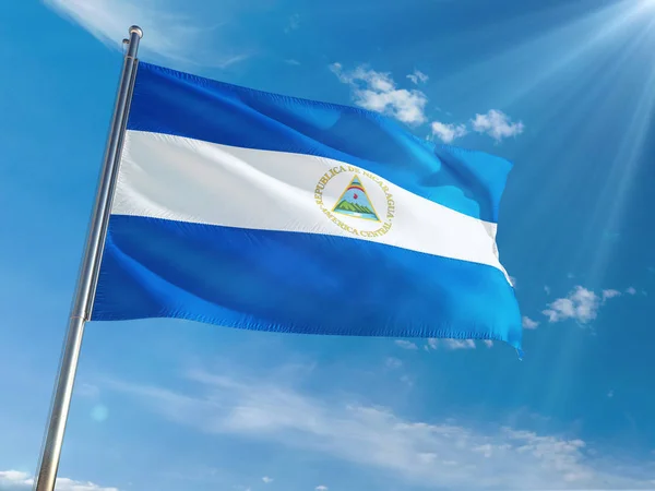 Nicaragua Nationella Flagga Vajande Stolpe Mot Solig Blå Himmel Bakgrund — Stockfoto
