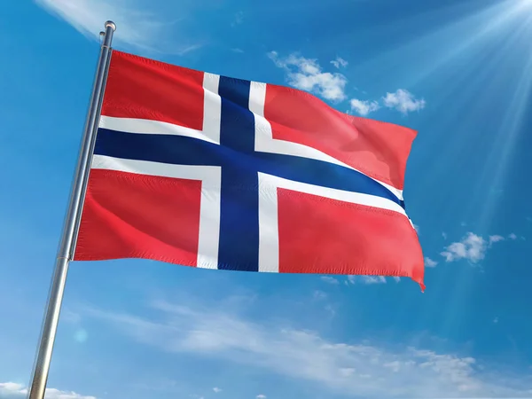 Bandera Nacional Noruega Ondeando Poste Contra Soleado Fondo Azul Del — Foto de Stock