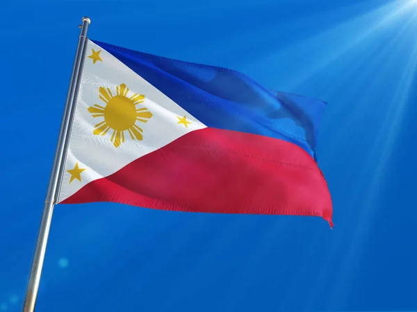 Bandeira Nacional Das Filipinas Acenando Pólo Contra Fundo Azul Profundo — Fotografia de Stock