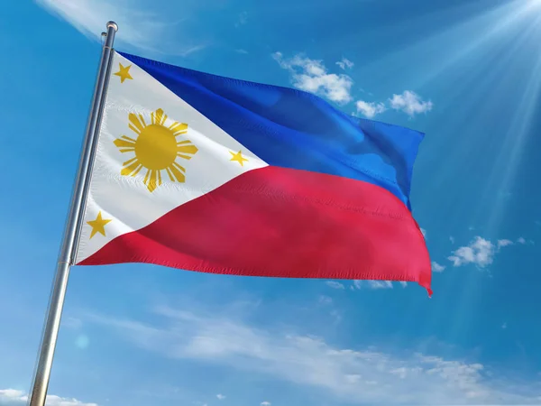 Филиппинский Национальный Флаг Машет Шесте Фоне Солнечно Голубого Неба Высокое — стоковое фото