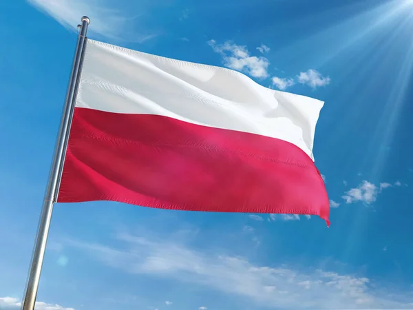Польща Національний Прапор Махав Полюс Тлі Сонячний Синє Небо Високої — стокове фото