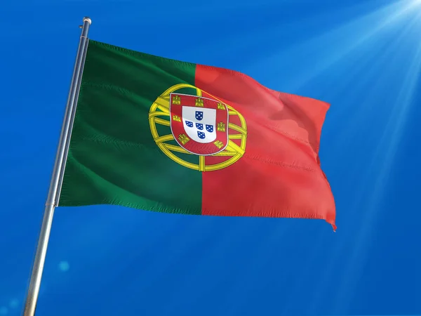 Bandiera Nazionale Del Portogallo Sventola Sul Palo Sullo Sfondo Blu — Foto Stock