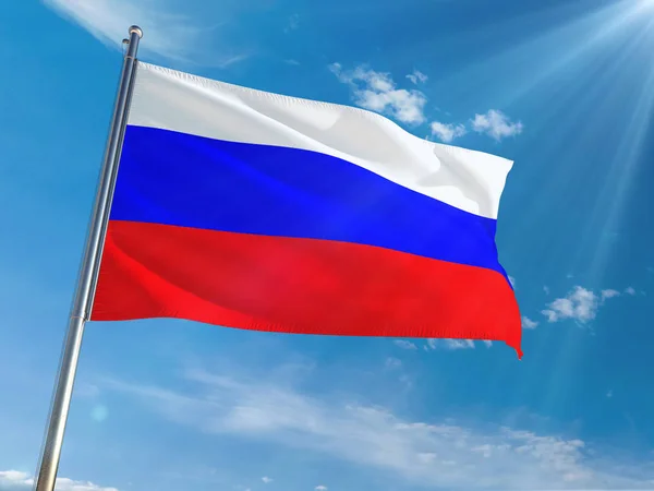Rusland Nationale Vlag Wapperend Paal Tegen Zonnige Blauwe Hemelachtergrond High — Stockfoto