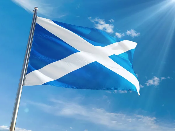 Bandera Nacional Escocia Ondeando Poste Contra Soleado Fondo Azul Del — Foto de Stock