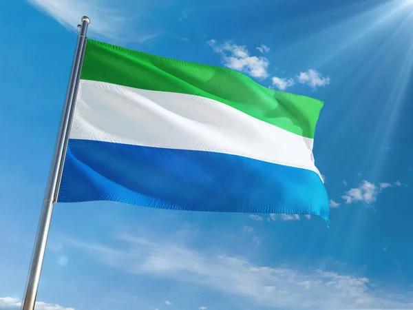 Die Nationalflagge Sierra Leones Weht Auf Einem Pfahl Vor Sonnig — Stockfoto