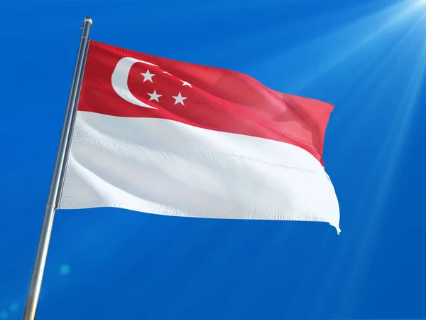 Singapore Nationella Flagga Vajande Stolpe Mot Djupa Blå Himmel Bakgrund — Stockfoto