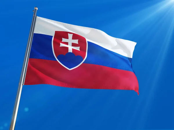 Slovensko Národní Vlajka Mávala Pól Tmavomodrá Obloha Pozadí Vysokým Rozlišením — Stock fotografie