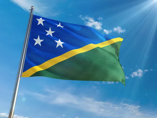 所罗门群岛国旗在杆子上挥动对阳光明媚的蓝天背景 高清晰度 — 图库照片
