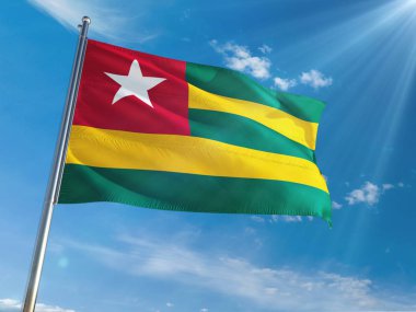 Togo bayrak Ulusal sallayarak güneşli mavi gökyüzü arka plan karşı kutup. Yüksek çözünürlüklü