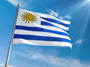 Uruguay bayrağı Ulusal sallayarak güneşli mavi gökyüzü arka plan karşı kutup. Yüksek çözünürlüklü