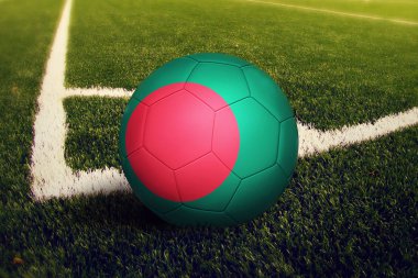 Bangladeş Top köşe kick pozisyona, soccer alan arka plan. Ulusal futbol Tema yeşil çimenlerin üzerinde.
