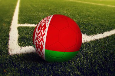 Köşe kick pozisyon, futbol alan arka plan üzerinde Beyaz Rusya topu. Ulusal futbol Tema yeşil çimenlerin üzerinde.