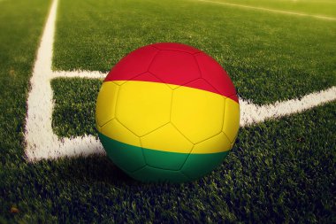 Bolivya Top köşe kick pozisyona, soccer alan arka plan. Ulusal futbol Tema yeşil çimenlerin üzerinde.
