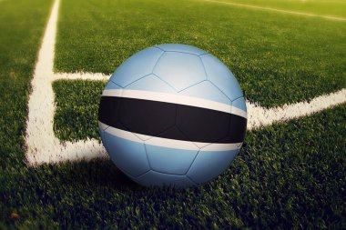 Botsvana Top köşe kick pozisyona, soccer alan arka plan. Ulusal futbol Tema yeşil çimenlerin üzerinde.