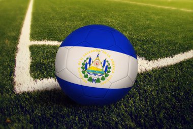 El Salvador Top köşe kick pozisyona, soccer alan arka plan. Ulusal futbol Tema yeşil çimenlerin üzerinde.
