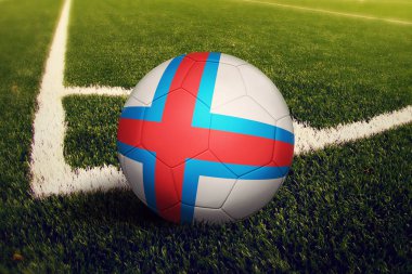 Faroe Adaları Top köşe kick pozisyona, soccer alan arka plan. Ulusal futbol Tema yeşil çimenlerin üzerinde.