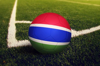 Gambiya Top köşe kick pozisyona, soccer alan arka plan. Ulusal futbol Tema yeşil çimenlerin üzerinde.