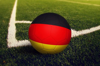 Almanya Top köşe kick pozisyona, soccer alan arka plan. Ulusal futbol Tema yeşil çimenlerin üzerinde.