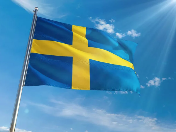 Шведский Национальный Флаг Машет Шесте Фоне Солнечно Голубого Неба Высокое — стоковое фото