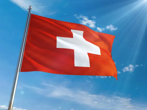 Švýcarsko Národní Vlajka Mávání Pól Sunny Modrá Obloha Pozadí Vysokým — Stock fotografie