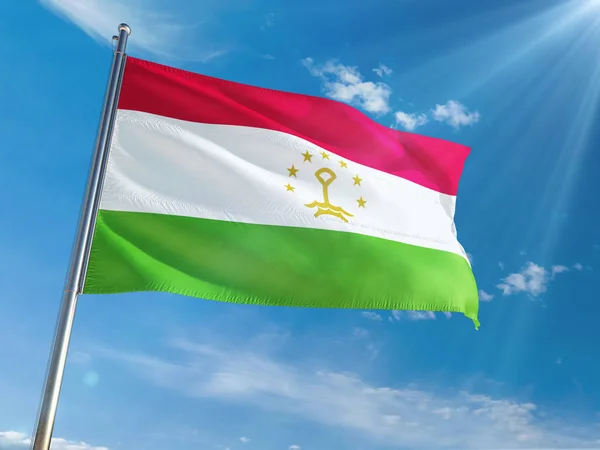 Tadzikistanin Lippu Heiluttaa Navalla Vasten Aurinkoista Sinistä Taivasta Terävä Määritelmä — kuvapankkivalokuva