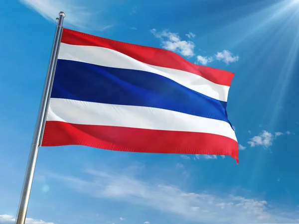 Bandera Nacional Tailandia Ondeando Poste Contra Soleado Fondo Azul Del — Foto de Stock