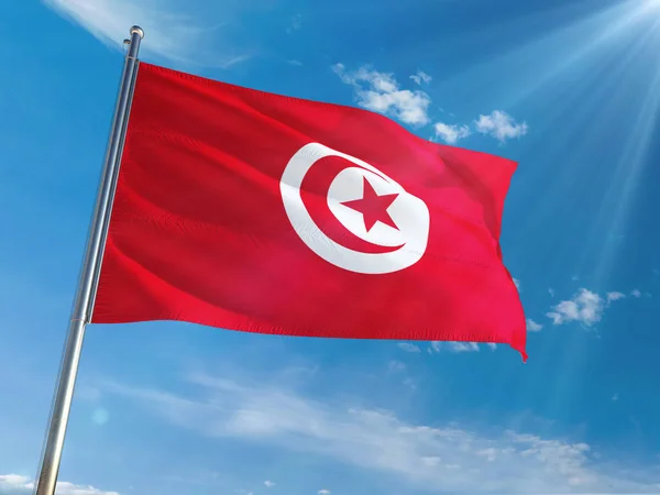 Tunisien Nationella Flagga Vajande Stolpe Mot Solig Blå Himmel Bakgrund — Stockfoto