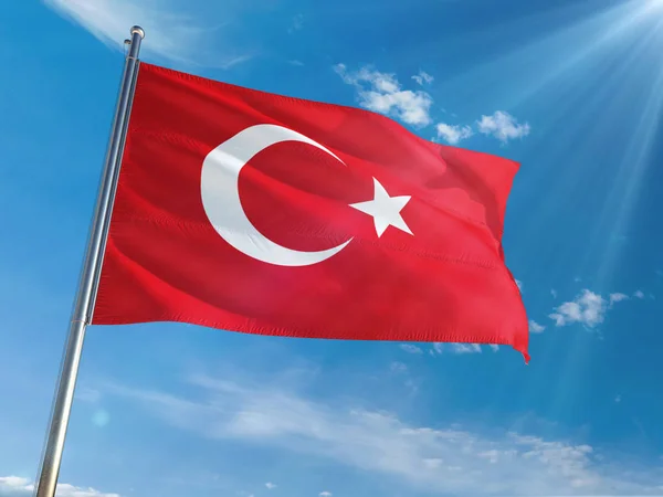 Die Türkische Nationalflagge Weht Auf Einem Pfahl Vor Sonnig Blauem — Stockfoto
