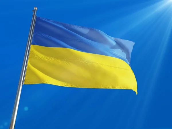 Ukrajina Národní Vlajka Mávání Pól Tmavomodrá Obloha Pozadí Vysokým Rozlišením — Stock fotografie