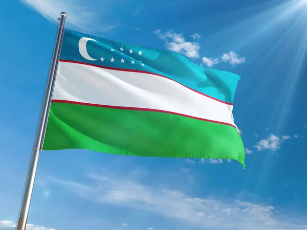 Uzbekistan Krajowych Flaga Macha Słupie Przed Słoneczne Niebo Niebieskie Tło — Zdjęcie stockowe