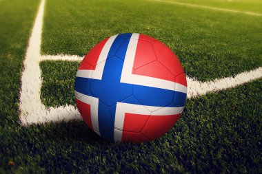 Norveç Top köşe kick pozisyona, soccer alan arka plan. Ulusal futbol Tema yeşil çimenlerin üzerinde.