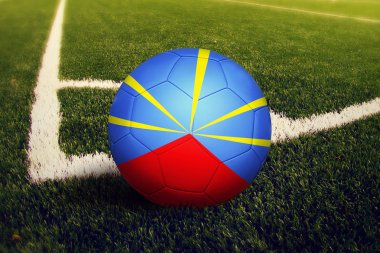 Reunion Top köşe kick pozisyona, soccer alan arka plan. Ulusal futbol Tema yeşil çimenlerin üzerinde.
