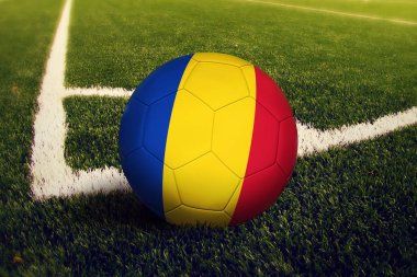 Romanya Top köşe kick pozisyona, soccer alan arka plan. Ulusal futbol Tema yeşil çimenlerin üzerinde.
