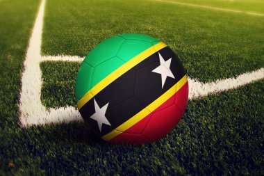 Saint Kitts ve Nevis Top köşe kick pozisyona, soccer alan arka plan. Ulusal futbol Tema yeşil çimenlerin üzerinde.