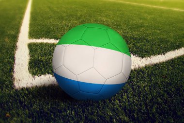 Sierra Leone Top köşe kick pozisyona, soccer alan arka plan. Ulusal futbol Tema yeşil çimenlerin üzerinde.