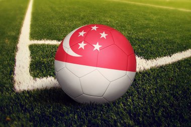 Singapur Top köşe kick pozisyona, soccer alan arka plan. Ulusal futbol Tema yeşil çimenlerin üzerinde.
