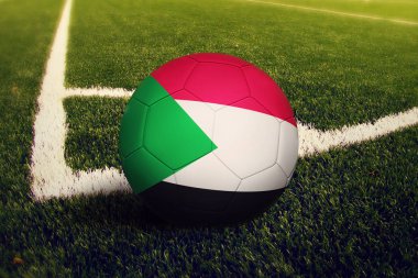 Sudan Top köşe kick pozisyona, soccer alan arka plan. Ulusal futbol Tema yeşil çimenlerin üzerinde.