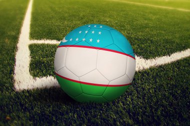 Özbekistan Top köşe kick pozisyona, soccer alan arka plan. Ulusal futbol Tema yeşil çimenlerin üzerinde.