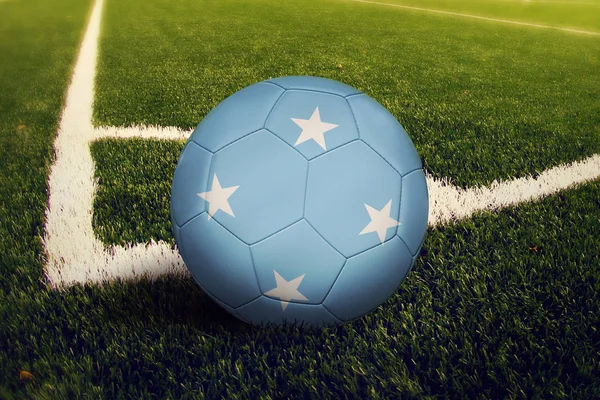コーナー キックの位置 サッカー フィールドの背景にミクロネシアのボール 緑の芝生でサッカーのテーマ — ストック写真