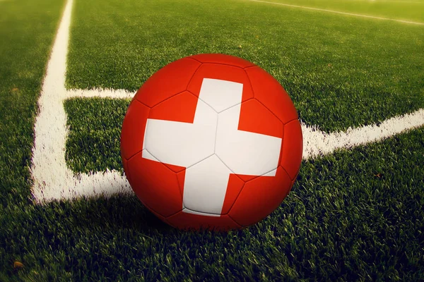 コーナー キックの位置 サッカー フィールドの背景にスイスのボール 緑の芝生でサッカーのテーマ — ストック写真