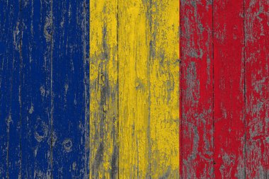 Romanya bayrağı ahşap doku arka plan aşınmış boyanmış.