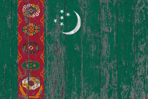 Türkmenistan bayrağı ahşap doku arka plan aşınmış boyanmış.