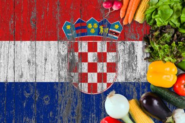 Tablo taze sebze Hırvatistan üzerinden. Ahşap bayrak arka plan üzerinde pişirme kavramı.