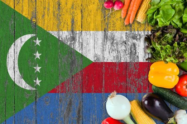 Tablo taze sebze Komor üzerinden. Ahşap bayrak arka plan üzerinde pişirme kavramı.