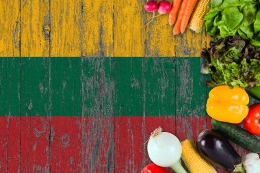 Tablo taze sebze Litvanya üzerinden. Ahşap bayrak arka plan üzerinde pişirme kavramı.