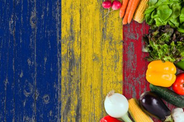 Tablo taze sebze Romanya'dan. Ahşap bayrak arka plan üzerinde pişirme kavramı.