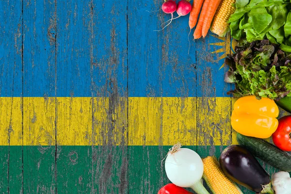 Ruanda taze sebze masada. Ahşap bayrak arka plan üzerinde pişirme kavramı.