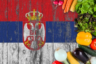 Tablo taze sebze--dan Serbia. Ahşap bayrak arka plan üzerinde pişirme kavramı.