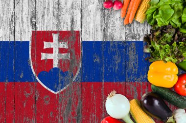 Tablo taze sebze Slovakya üzerinden. Ahşap bayrak arka plan üzerinde pişirme kavramı.
